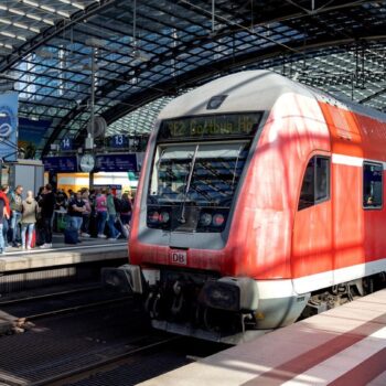 Regionalzug der Deutschen Bahn am Bahnsteig