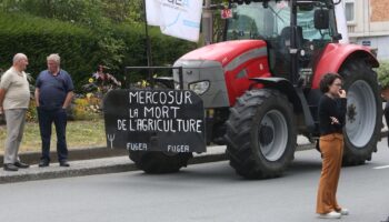 Des fermiers belges manifestent contre l'accord de libre-échange entre l'UE et le Mercosur devant le siège de la Commission européenne à Bruxelles, le 11 juillet 2019