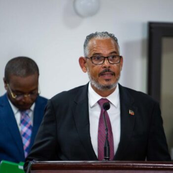 Un nouveau Premier ministre en Haïti, tirs sur un avion de ligne américain