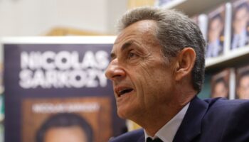 L'ancien président Nicolas Sarkozy lors d'une séance de dédicace de son dernier livre "Le Temps des Combats" dans une libraire de Neuilly-sur-Seine, le 7 octobre 2023 dans les Hauts-de-Seine