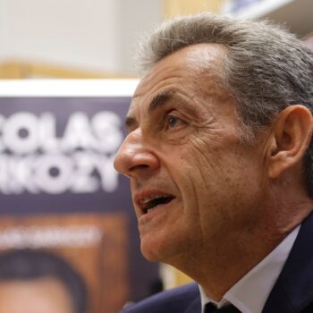 L'ancien président Nicolas Sarkozy lors d'une séance de dédicace de son dernier livre "Le Temps des Combats" dans une libraire de Neuilly-sur-Seine, le 7 octobre 2023 dans les Hauts-de-Seine