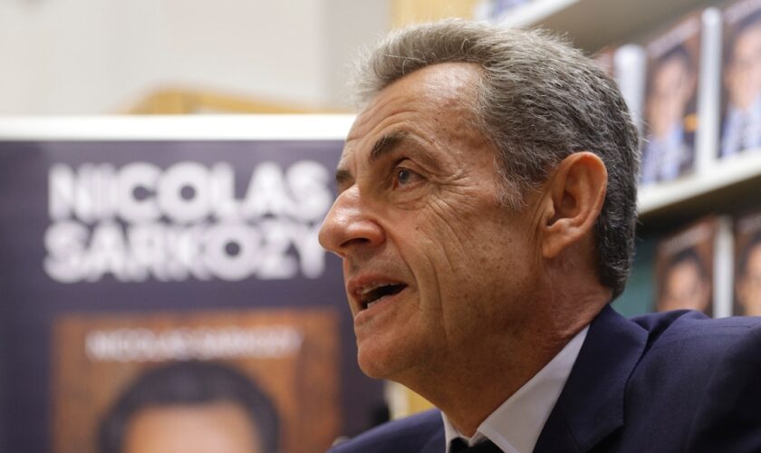 L'ancien président Nicolas Sarkozy lors d'une séance de dédicace de son dernier livre "Le Temps des Combats" dans une libraire de Neuilly-sur-Seine, le 7 octobre 2023 dans les Hauts-de-Seine