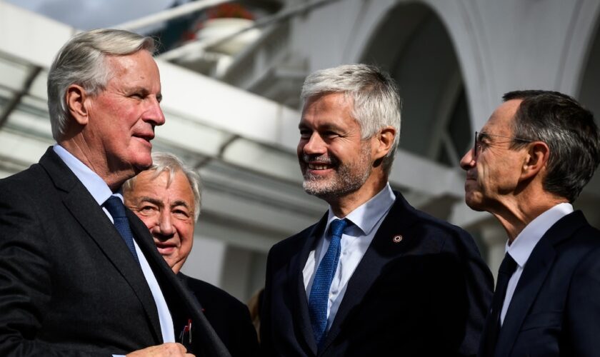 Le Premier ministre Michel Barnier (1er g), en compagnie du président du Sénat Gérard Larcher (2e g), de Laurent Wauquiez (c) et Bruno Retailleau (d), pressenti place Beauvau, à Annecy le 12 septembre 2024