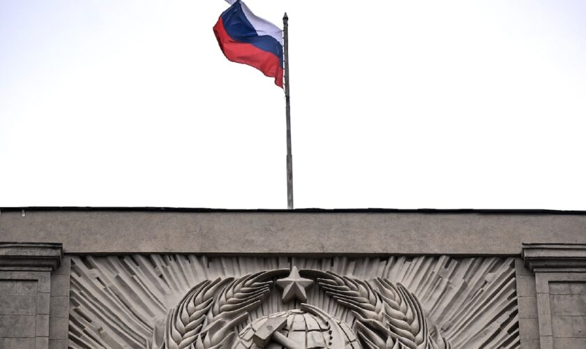 Le drapeau russe au sommet de la Douma, chambre basse du Parlement russe, le 14 juillet 2023 à Moscou