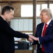 Elon Musk serre la main de Donald Trump avant un meeting à Butler, en Pennsylvannie, le 5 octobre 2023, là même où le républicain avait été visé par une tentative d'assassinat.