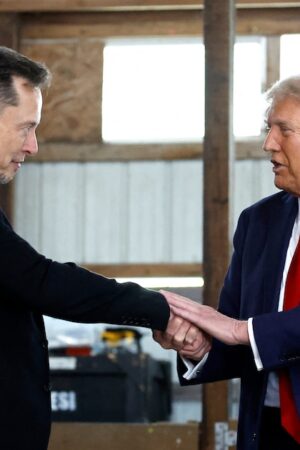 Elon Musk serre la main de Donald Trump avant un meeting à Butler, en Pennsylvannie, le 5 octobre 2023, là même où le républicain avait été visé par une tentative d'assassinat.