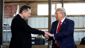 Elon Musk serre la main de Donald Trump avant un meeting à Butler, en Pennsylvannie, le 5 octobre 2023, là même où le républicain avait été visé par une tentative d'assassinat.