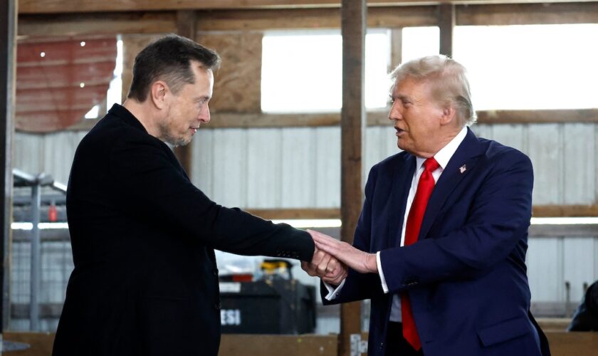 Elon Musk serre la main de Donald Trump avant un meeting à Butler, en Pennsylvannie, le 5 octobre 2023, là même où le républicain avait été visé par une tentative d'assassinat.