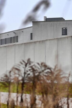 JVA Augsburg-Gablingen: Anwälte von suspendierter JVA-Beamtin werfen Politik Untätigkeit vor