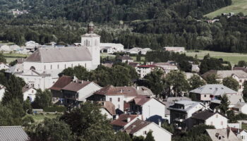 Haute-Savoie : trois enfants retrouvés morts dans une maison à Taninges, leur mère recherchée