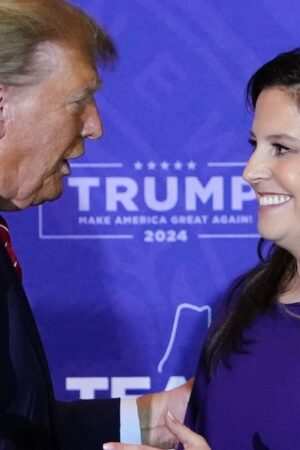 Donald Trump accueille la représentante Elise Stefanik lors d'un meeting de campagne à Concord, dans le New Hampshire, le 19 janvier 2024