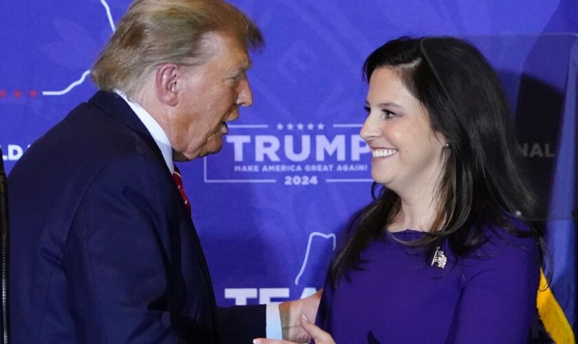 Donald Trump accueille la représentante Elise Stefanik lors d'un meeting de campagne à Concord, dans le New Hampshire, le 19 janvier 2024