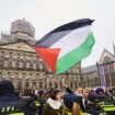 Des manifestants brandissent un drapeau palestinien lors d'une manifestation à Amsterdam, le 10 novembre 2024.