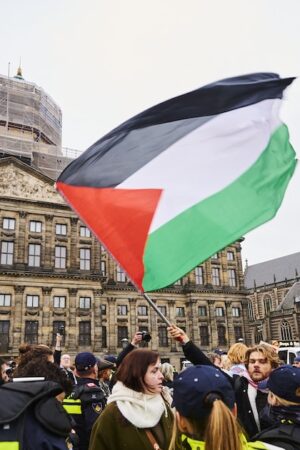 Des manifestants brandissent un drapeau palestinien lors d'une manifestation à Amsterdam, le 10 novembre 2024.