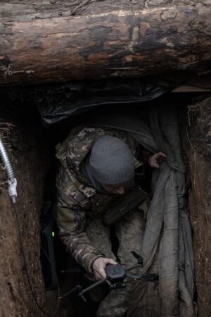 Des soldats ukrainiens en position de combat dans la tranchée utilisent des drones pour la surveillance et l'attaque sur la ligne de front à Zaporijjia, en Ukraine, le 5 décembre 2023.