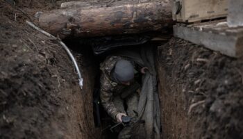 Des soldats ukrainiens en position de combat dans la tranchée utilisent des drones pour la surveillance et l'attaque sur la ligne de front à Zaporijjia, en Ukraine, le 5 décembre 2023.