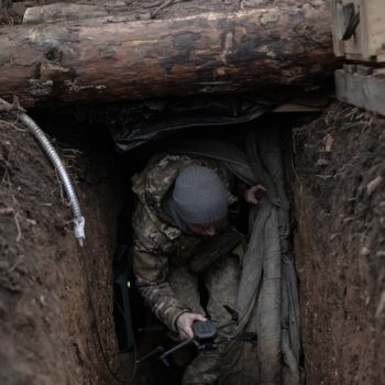 Des soldats ukrainiens en position de combat dans la tranchée utilisent des drones pour la surveillance et l'attaque sur la ligne de front à Zaporijjia, en Ukraine, le 5 décembre 2023.