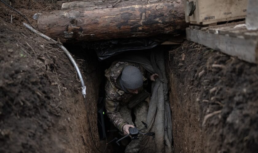 Des soldats ukrainiens en position de combat dans la tranchée utilisent des drones pour la surveillance et l'attaque sur la ligne de front à Zaporijjia, en Ukraine, le 5 décembre 2023.