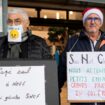 Des voyageurs protestent à Brest contre la grève à la SNCF qui les prive de leurs petits-enfants pendant les fêtes de Noël, le 23 décembre 2022, à Brest