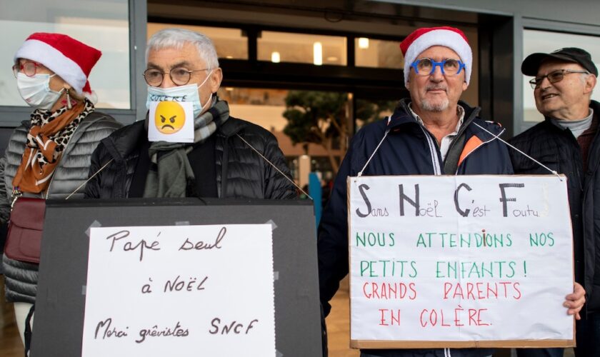 Des voyageurs protestent à Brest contre la grève à la SNCF qui les prive de leurs petits-enfants pendant les fêtes de Noël, le 23 décembre 2022, à Brest