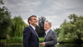 Le chancelier allemand Olaf Scholz (droite) et le président français Emmanuel Macron le 6 juin 2023 à Potsdam, en Allemagne