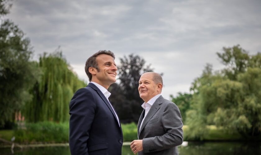 Le chancelier allemand Olaf Scholz (droite) et le président français Emmanuel Macron le 6 juin 2023 à Potsdam, en Allemagne