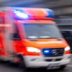 Ein Rettungswagen im Einsatz stieß auf der Fahrt ins Krankenhaus mit einem Pkw zusammen. (Symbolbild) Foto: Monika Skolimowska/d