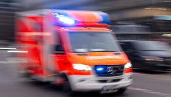 Ein Rettungswagen im Einsatz stieß auf der Fahrt ins Krankenhaus mit einem Pkw zusammen. (Symbolbild) Foto: Monika Skolimowska/d