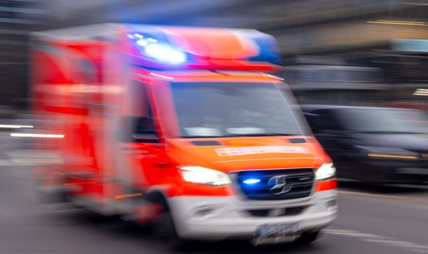 Ein Rettungswagen im Einsatz stieß auf der Fahrt ins Krankenhaus mit einem Pkw zusammen. (Symbolbild) Foto: Monika Skolimowska/d