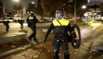 Tramway incendié et émeutes : une nouvelle nuit de violences à Amsterdam