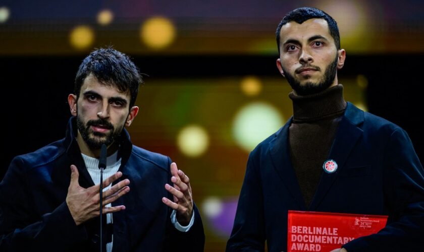 Les réalisateurs israélien Yuval Abraham et palestinien Basel Adra du film "No other land" au festival du film de Berlin.