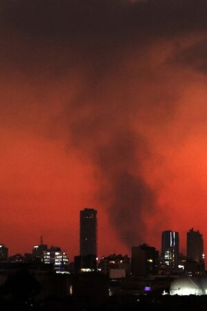 De la fumée s'échappe de la banlieue sud de Beyrouth après un bombardement, le 12 novembre 2024