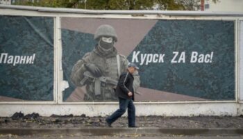 Straßenszene mit Soldat auf einem Plakat in Kursk – Soldaten aus Nordkorea laut USA an Kampfhandlungen beteiligt