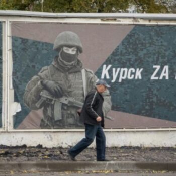 Straßenszene mit Soldat auf einem Plakat in Kursk – Soldaten aus Nordkorea laut USA an Kampfhandlungen beteiligt