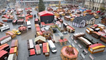 Die Hütten für den 590. Dresdner Striezelmarkt sind bereits aufgebaut. Foto: Sebastian Kahnert/dpa