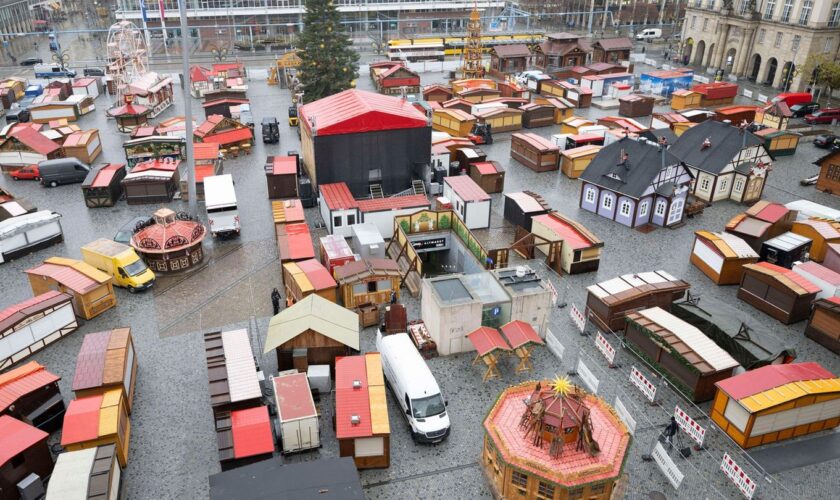 Die Hütten für den 590. Dresdner Striezelmarkt sind bereits aufgebaut. Foto: Sebastian Kahnert/dpa