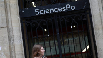 Sciences-Po Paris porte plainte après la découverte de deux caméras espions dans les toilettes