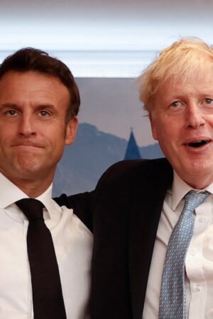 Le président français Emmanuel Macron et Boris Johnson, alors Premier ministre britannique, le 26 juin 2022 en Allemagne.