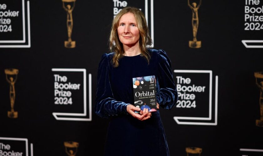 Samantha Harvey décroche le Booker Prize pour “Orbital”, un beau roman en apesanteur