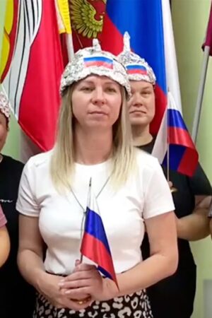 "Helme des Vaterlands": Aluhüte gegen Strahlung: Dissident legt russische Lehrerinnen rein