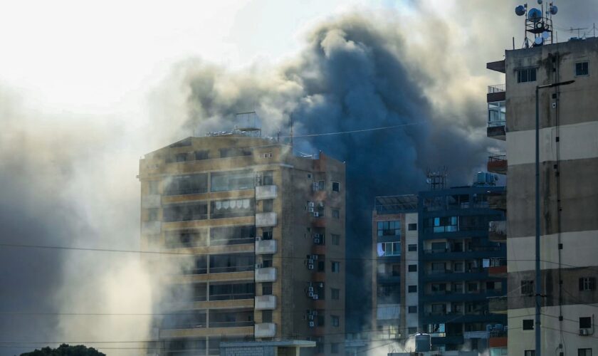 De la fumée s'élève du site d'une frappe aérienne israélienne ciblant le quartier d'Al Ghobeir dans le sud de Beyrouth, au Liban, le 14 novembre 2024.