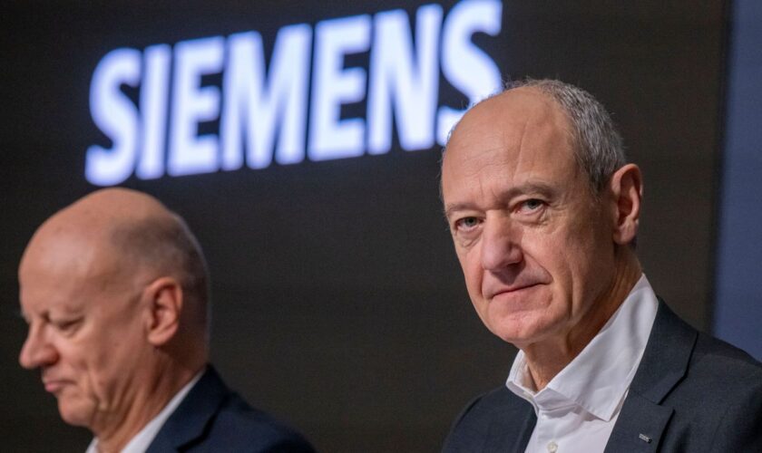 Konzern-Chef Busch (r.) und Finanzvorstand Thomas auf der Jahrespressekonferenz. Siemens hat in schwierigen Zeiten einen Rekordg