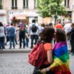 Deux femmes s'embrassent à Paris le 29 juin 2013 lors de la gay pride