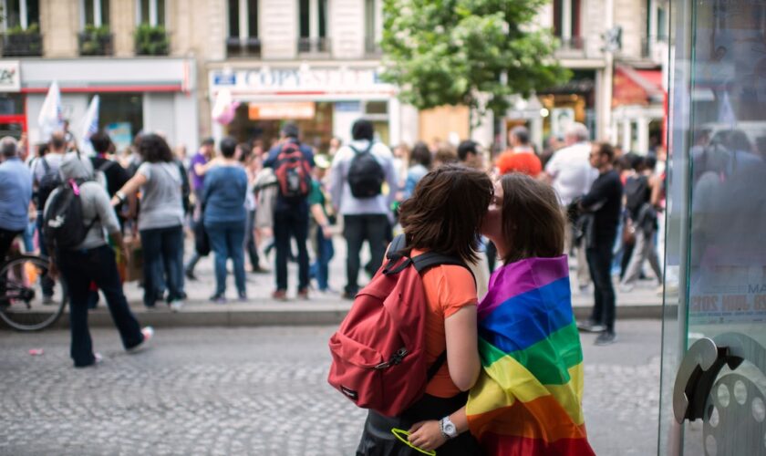 Deux femmes s'embrassent à Paris le 29 juin 2013 lors de la gay pride