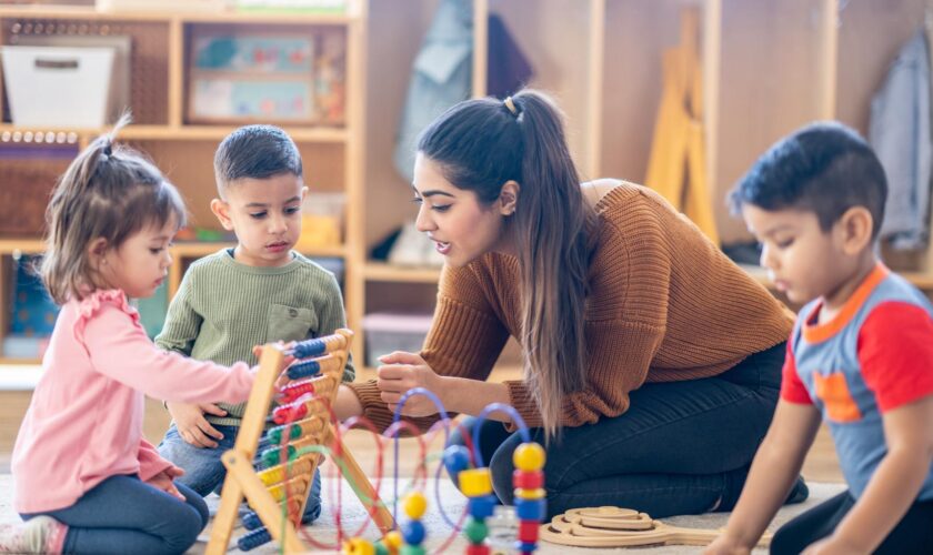 Nicolas Sarkozy moque les profs de maternelle, six d’entre elles racontent leur quotidien intense