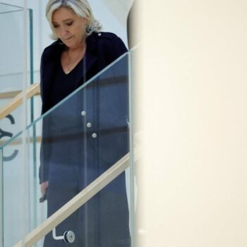 À son procès, Marine Le Pen joue l’innocente persécutée