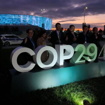 Auch viele Lobbyisten sind angereist zur COP29 in Baku. Foto: Peter Dejong/AP/dpa