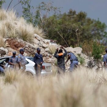 Afrique du Sud : des milliers de mineurs illégaux seraient assiégés par la police au fond d’un puits