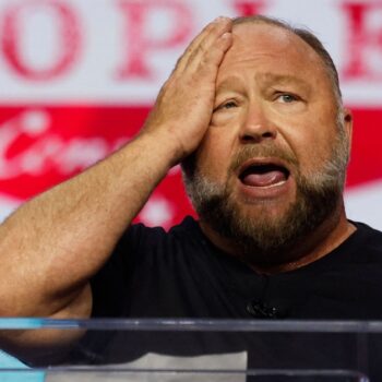 Alex Jones im Bieterkrieg: „The Onion“ kauft „Infowars“