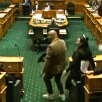 Warum Maori-Abgeordnete im Parlament den Haka-Tanz aufführten